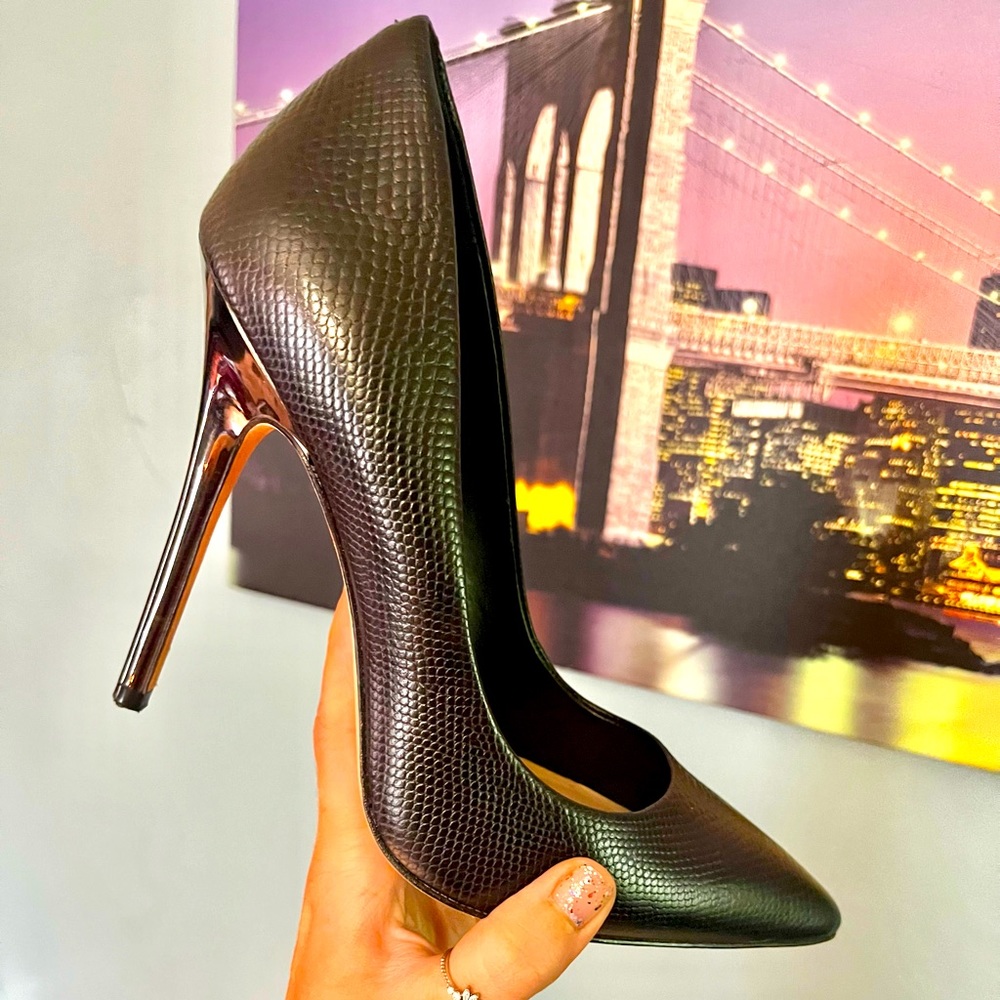 BCBG SNAKESKIN LEATHER PUMPS